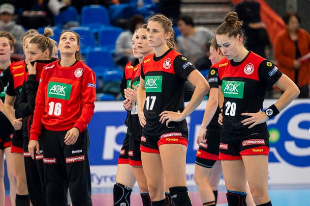Handball, Frauen: WM 2019, Spiel um Platz 7, 9. Spieltag , Deutschland - Schweden v.li. Torhueterin Isabell Roch (Deutschland Dortmund), Julia Behnke (Deutschland Rostov Don), Alicia Stolle (Deutschland Thueringer HC), Emily Boelk Bölk (Deutschland Thueringer HC) Kumamoto Park Dome Kumamoto Japan
