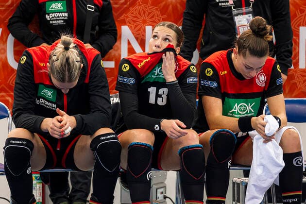 Handball, Frauen: WM 2019, Spiel um Platz 7, 9. Spieltag , Deutschland - Schweden v.li. Luisa Schulze (Deutschland Bietigheim), Julia Behnke (Deutschland Rostov Don), Emily Boelk Bölk (Deutschland Thueringer HC) Kumamoto Park Dome Kumamoto Japan