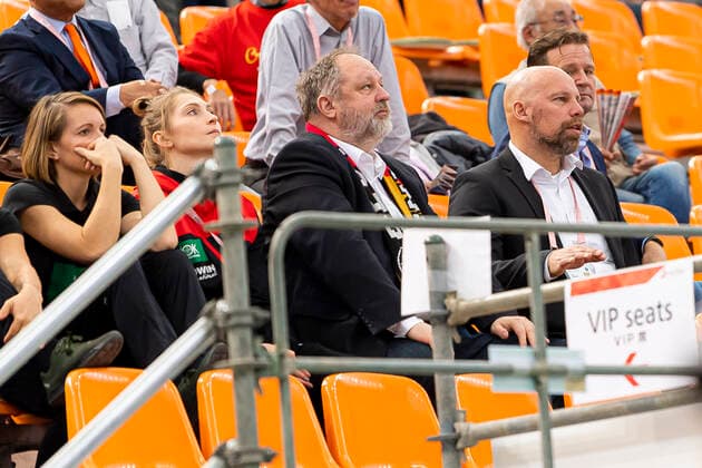 Handball, Frauen: WM 2019, Spiel um Platz 7, 9. Spieltag , Deutschland - Schweden v.li. Teammanagerin Maren Baumbach, Ann-Cathrin Giegerich, DHB Präsident Andreas Michelmann, Vorstand Axel Kromer Kumamoto Park Dome Kumamoto Japan