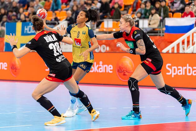 Handball, Frauen: WM 2019, Spiel um Platz 7, 9. Spieltag , Deutschland - Schweden v.li. Emily Boelk Bölk (Deutschland Thueringer HC), Jamina Roberts (Schweden), Luisa Schulze (Deutschland Bietigheim) Kumamoto Park Dome Kumamoto Japan
