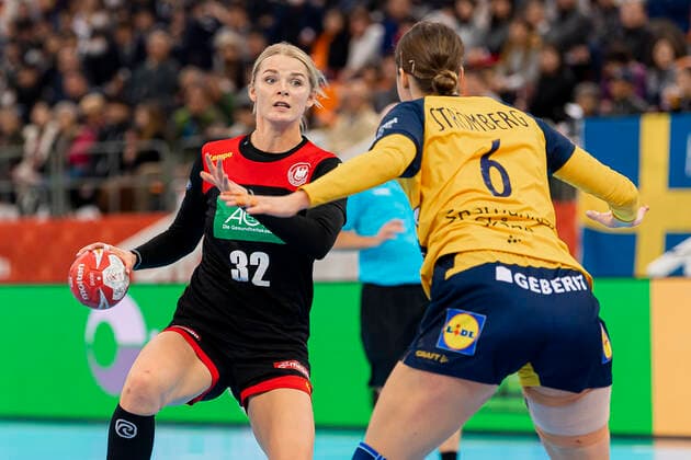 Handball, Frauen: WM 2019, Spiel um Platz 7, 9. Spieltag , Deutschland - Schweden v.li. Evgenija Minevskaja (Deutschland Brest), Carin Stromberg (Schweden) Kumamoto Park Dome Kumamoto Japan
