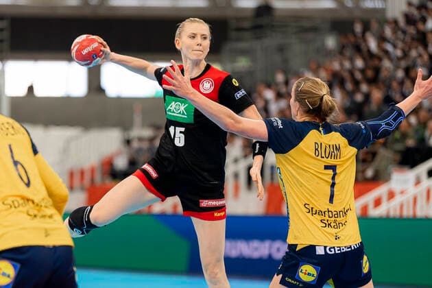 Handball, Frauen: WM 2019, Spiel um Platz 7, 9. Spieltag , Deutschland - Schweden Kim Naidzinavicius (Deutschland Bietigheim), Linn Blohm (Schweden) Kumamoto Park Dome Kumamoto Japan
