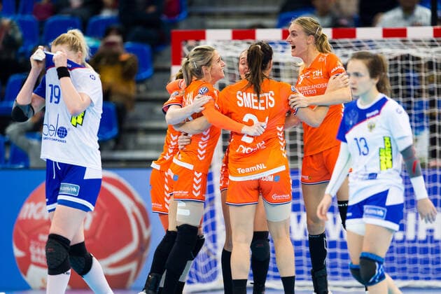 191213 Team Netherland celebrate and team Russia looks dejected efter the Women s World Handball Championship semifinal between Russia and Netherlands on December 13, 2019 in Kumamoto. Photo: Daniel Stiller Bildbyran kod DS 59428 bbeng dam women handball handboll world handball championship 2019 handball russia ryssland vm netherlands holland jubel depp Copyright: DANIELxSTILLER BB191213DS058