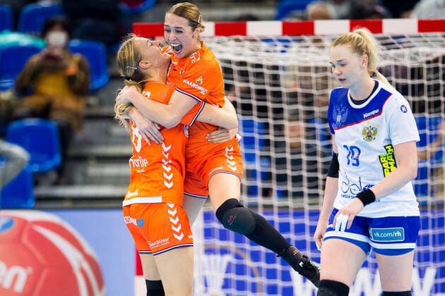 191213 Kelly Dulfer and Lois Abbingh of Netherlands celebrate while Kseniia Makeeva of Russia looks dejected after the Women s World Handball Championship semifinal between Russia and Netherlands on December 13, 2019 in Kumamoto. Photo: Daniel Stiller Bildbyran kod DS 59428 bbeng dam women handball handboll world handball championship 2019 handball russia ryssland vm netherlands holland jubel depp Copyright: DANIELxSTILLER BB191213DS061