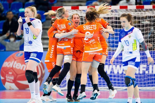 191213 Team Netherlands celebra while Kseniia Makeeva och Anna Vyakhireva of Russia looks dejected after the Women s World Handball Championship semifinal between Russia and Netherlands on December 13, 2019 in Kumamoto. Photo: Daniel Stiller Bildbyran kod DS 59428 bbeng dam women handball handboll world handball championship 2019 handball russia ryssland vm netherlands holland jubel depp Copyright: DANIELxSTILLER BB191213DS062