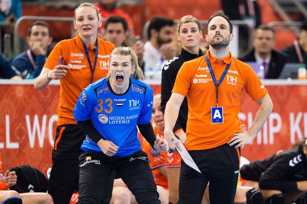 191213 Goalkeeper Tess Wester head coach Emanuel Mayonnade of Netherlands during the Women s World Handball Championship semifinal between Russia and Netherlands on December 13, 2019 in Kumamoto. Photo: Daniel Stiller Bildbyran kod DS 59428 bbeng dam women handball handboll world handball championship 2019 handball russia ryssland vm netherlands holland Copyright: DANIELxSTILLER BB191213DS067
