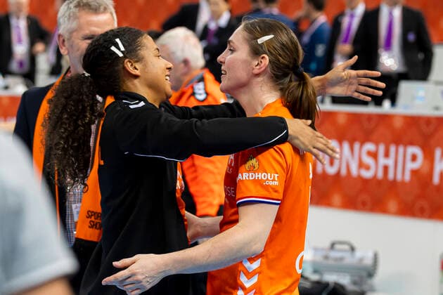 Handball, Frauen: WM 2019, Halbfinale, Russland - Niederlande v.li. Delaila Amega (Niederlande Tus Metzingen), Laura van der Heijden (Niederlande Bietigheim) Kumamoto Park Dome Kumamoto Japan
