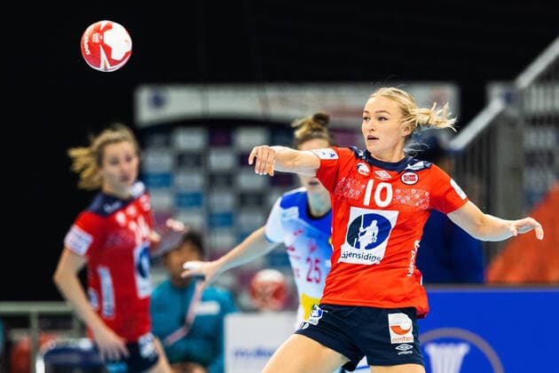 191213 Stine Bredal Oftedal of Norway in action during the Women s World Handball Championship semifinal between Norway and Spain on December 13, 2019 in Kumamoto. Photo: Daniel Stiller Bildbyran kod DS 59429 bbeng dam women handball handboll world handball championship 2019 handball norway norge vm spain spanien Copyright: DANIELxSTILLER BB191213DS080