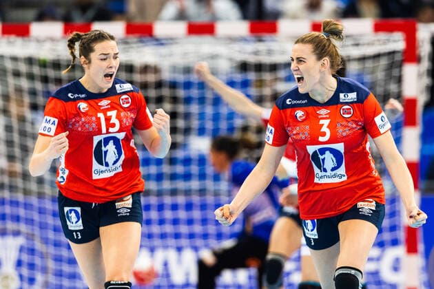 191213 Kari Brattset and Emilie Hegh Arntzen of Norway celebrate during the Women s World Handball Championship semifinal between Norway and Spain on December 13, 2019 in Kumamoto. Photo: Daniel Stiller Bildbyran kod DS 59429 bbeng dam women handball handboll world handball championship 2019 handball norway norge vm spain spanien jubel Copyright: DANIELxSTILLER BB191213DS081