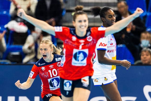 191213 Stine Bredal Oftedal and Stine Skogrand of Norway celebrate during the Women s World Handball Championship semifinal between Norway and Spain on December 13, 2019 in Kumamoto. Photo: Daniel Stiller Bildbyran kod DS 59429 jubel bbeng dam women handball handboll world handball championship 2019 handball norway norge vm spain spanien Copyright: DANIELxSTILLER BB191213DS083