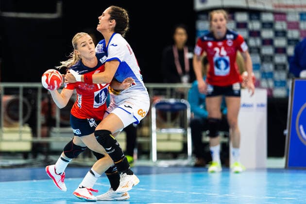 191213 Stine Bredal Oftedal of Norway and Mireya Gonzalez Alvarez of Spain compete for the ball during the Women s World Handball Championship semifinal between Norway and Spain on December 13, 2019 in Kumamoto. Photo: Daniel Stiller Bildbyran kod DS 59429 bbeng dam women handball handboll world handball championship 2019 handball norway norge vm spain spanien Copyright: DANIELxSTILLER BB191213DS085
