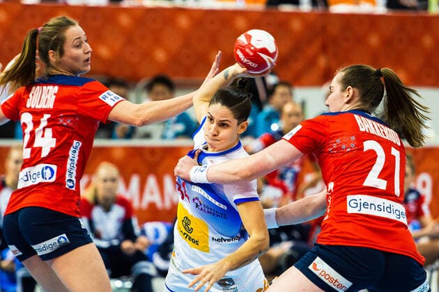 191213 Sanna Solberg and Ingvild Bakkerud defend against Alicia Fernandez Fraga of Spain during the Women s World Handball Championship semifinal between Norway and Spain on December 13, 2019 in Kumamoto. Photo: Daniel Stiller Bildbyran kod DS 59429 bbeng dam women handball handboll world handball championship 2019 handball norway norge vm spain spanien Copyright: DANIELxSTILLER BB191213DS086