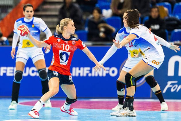 191213 Stine Bredal Oftedal of Norway in action during the Women s World Handball Championship semifinal between Norway and Spain on December 13, 2019 in Kumamoto. Photo: Daniel Stiller Bildbyran kod DS 59429 bbeng dam women handball handboll world handball championship 2019 handball norway norge vm spain spanien Copyright: DANIELxSTILLER BB191213DS091