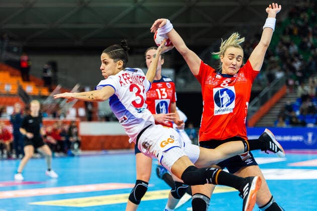 191213 Alicia Fernandez Fraga of Spain and Silje Waade of Norway during the Women s World Handball Championship semifinal between Norway and Spain on December 13, 2019 in Kumamoto. Photo: Daniel Stiller Bildbyran kod DS 59429 bbeng dam women handball handboll world handball championship 2019 handball norway norge vm spain spanien Copyright: DANIELxSTILLER BB191213DS092