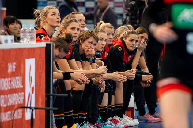 Handball, Frauen: WM 2019, Spiel um Platz 7, 9. Spieltag , Deutschland - Schweden die Bank von Deutschland unzufrieden enttäuscht enttaeuscht niedergeschlagen frustriert, Kumamoto Park Dome Kumamoto Japan