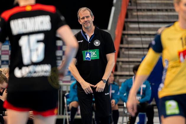 Handball, Frauen: WM 2019, Spiel um Platz 7, 9. Spieltag , Deutschland - Schweden Trainer Henk Groener (Deutschland) unzufrieden enttäuscht enttaeuscht niedergeschlagen frustriert, Kumamoto Park Dome Kumamoto Japan