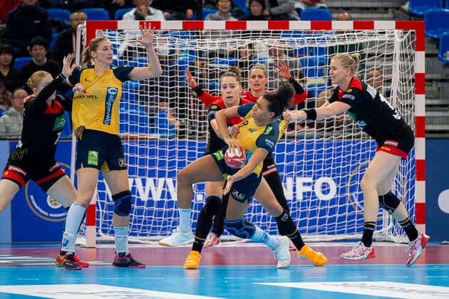 Handball, Frauen: WM 2019, Spiel um Platz 7, 9. Spieltag , Deutschland - Schweden v. li. im Zweikampf Emily Boelk Bölk (Deutschland Thueringer HC) und Jamina Roberts (Schweden), Kim Naidzinavicius (Deutschland Bietigheim) Kumamoto Park Dome Kumamoto Japan