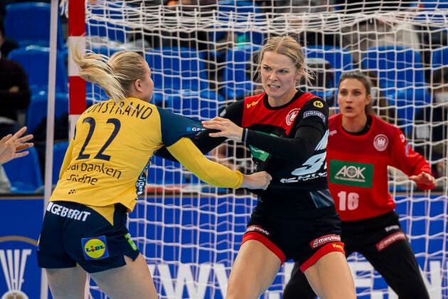 Handball, Frauen: WM 2019, Spiel um Platz 7, 9. Spieltag , Deutschland - Schweden v. li. im Zweikampf Hanna Blomstrand (Schweden) und Evgenija Minevskaja (Deutschland Brest) Kumamoto Park Dome Kumamoto Japan