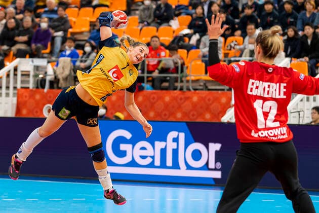 Handball, Frauen: WM 2019, Spiel um Platz 7, 9. Spieltag , Deutschland - Schweden v.li. Linn Blohm (Schweden), Torhueterin Dinah Eckerle (Deutschland SG BBM Bietigheim) Kumamoto Park Dome Kumamoto Japan
