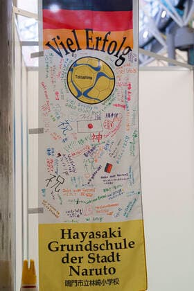 Handball, Frauen: WM 2019, Spiel um Platz 7, 9. Spieltag , Deutschland - Schweden Banner der Grundschule Naruot für das deutsche Team Kumamoto Park Dome Kumamoto Japan