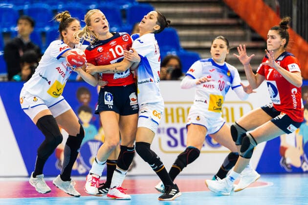 191213 Nerea Pena Abaurrea och Alicia Fernandez Fraga of Spain compete for the ball with Stine Bredal Oftedal of Norway during the Women s World Handball Championship semifinal between Norway and Spain on December 13, 2019 in Kumamoto. Photo: Daniel Stiller Bildbyran kod DS 59429 bbeng dam women handball handboll world handball championship 2019 handball norway norge vm spain spanien Copyright: DANIELxSTILLER BB191213DS096