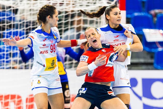 191213 Mireya Gonzalez Alvarez and Elisabet Cesareo Romero of Spain defend against Heidi Loke of Norway during the Women s World Handball Championship semifinal between Norway and Spain on December 13, 2019 in Kumamoto. Photo: Daniel Stiller Bildbyran kod DS 59429 bbeng dam women handball handboll world handball championship 2019 handball norway norge vm spain spanien Copyright: DANIELxSTILLER BB191213DS098