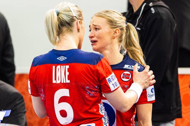191213 Stine Bredal Oftedal of Norway looks dejected after the Women s World Handball Championship semifinal between Norway and Spain on December 13, 2019 in Kumamoto. Photo: Daniel Stiller Bildbyran kod DS 59429 bbeng dam women handball handboll world handball championship 2019 handball norway norge vm spain spanien depp Copyright: DANIELxSTILLER BB191213DS103