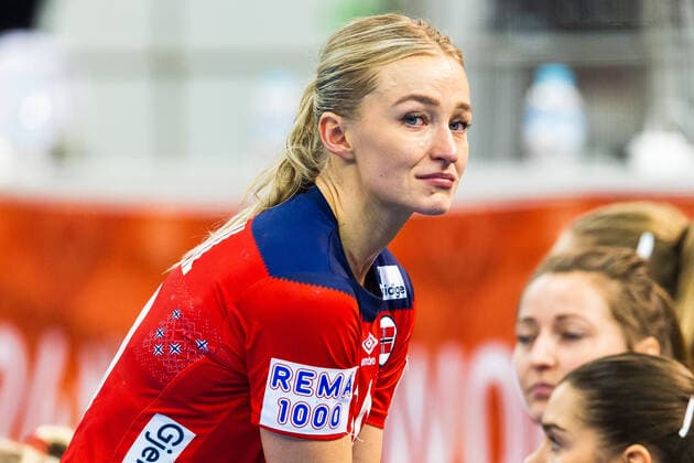 191213 Stine Bredal Oftedal of Norway in tears after the Women s World Handball Championship semifinal between Norway and Spain on December 13, 2019 in Kumamoto. Photo: Daniel Stiller Bildbyran kod DS 59429 bbeng dam women handball handboll world handball championship 2019 handball norway norge vm spain spanien depp Copyright: DANIELxSTILLER BB191213DS107