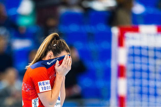 191213 Marta Tomac of Norway looks dejected after the Women s World Handball Championship semifinal between Norway and Spain on December 13, 2019 in Kumamoto. Photo: Daniel Stiller Bildbyran kod DS 59429 bbeng dam women handball handboll world handball championship 2019 handball norway norge vm spain spanien depp Copyright: DANIELxSTILLER BB191213DS108