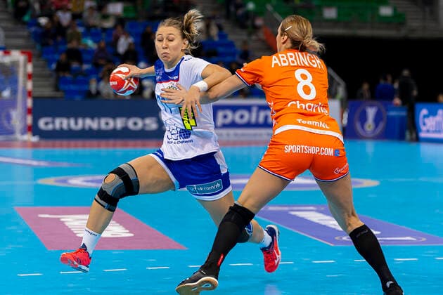Handball, Frauen: WM 2019, Halbfinale, Russland - Niederlande v.li. Yaroslava Frolova (Russland), Lois Abbingh (Niederlande) Kumamoto Park Dome Kumamoto Japan