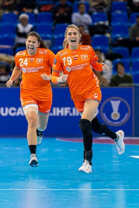 Handball, Frauen: WM 2019, Halbfinale, Russland - Niederlande v.li. Martine Smeets (Niederlande), Estavana Polman (Niederlande) Jubel Freude Emotion Kumamoto Park Dome Kumamoto Japan