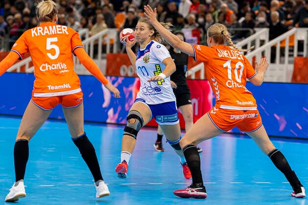 Handball, Frauen: WM 2019, Halbfinale, Russland - Niederlande v.li. Jessy Kramer (Niederlande), Yaroslava Frolova (Russland), Danick Snelder (Niederlande) Kumamoto Park Dome Kumamoto Japan