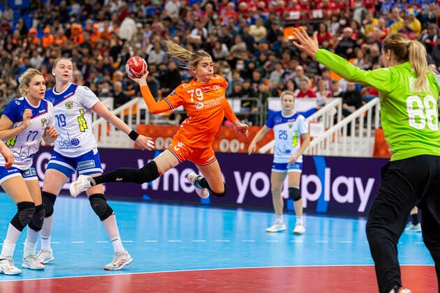 Handball, Frauen: WM 2019, Halbfinale, Russland - Niederlande Estavana Polman (Niederlande), Viktoriia Kalinina (Russland) Kumamoto Park Dome Kumamoto Japan