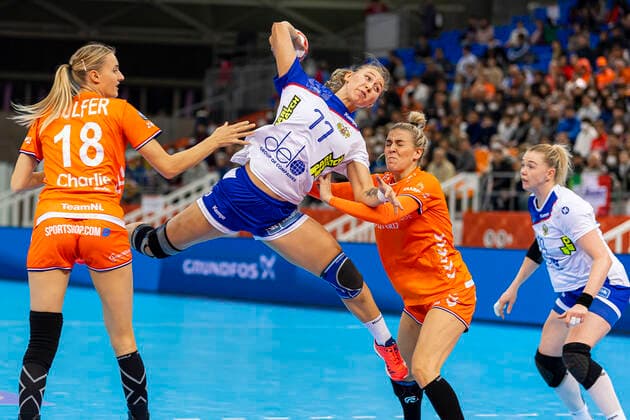 Handball, Frauen: WM 2019, Halbfinale, Russland - Niederlande v.li. Kelly Dulfer (Niederlande), Yaroslava Frolova (Russland) Kumamoto Park Dome Kumamoto Japan