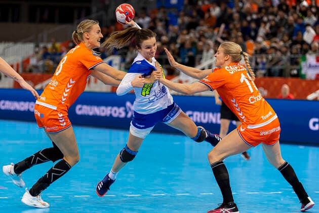 Handball, Frauen: WM 2019, Halbfinale, Russland - Niederlande Kelly Dulfer (Niederlande), Anna Vyakhireva (Russland), Danick Snelder (Niederlande) Kumamoto Park Dome Kumamoto Japan
