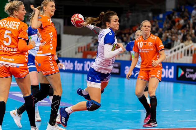 Handball, Frauen: WM 2019, Halbfinale, Russland - Niederlande v.li. Jessy Kramer (Niederlande), Kelly Dulfer (Niederlande), Anna Vyakhireva (Russland) Kumamoto Park Dome Kumamoto Japan