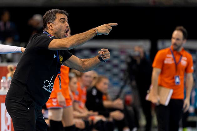 Handball, Frauen: WM 2019, Halbfinale, Russland - Niederlande Trainer Ambrosio Jose Martin Cedres (Russland) Kumamoto Park Dome Kumamoto Japan