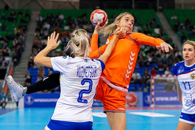 Handball, Frauen: WM 2019, Halbfinale, Russland - Niederlande v. li. im Zweikampf Polina Kuznetsova (Russland) und Estavana Polman (Niederlande) Kumamoto Park Dome Kumamoto Japan
