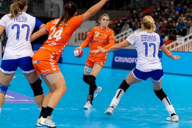 Handball, Frauen: WM 2019, Halbfinale, Russland - Niederlande v.li. Yaroslava Frolova (Russland), Martine Smeets (Niederlande), Estavana Polman (Niederlande), Vladlena Bobrovnikova (Russland) Kumamoto Park Dome Kumamoto Japan