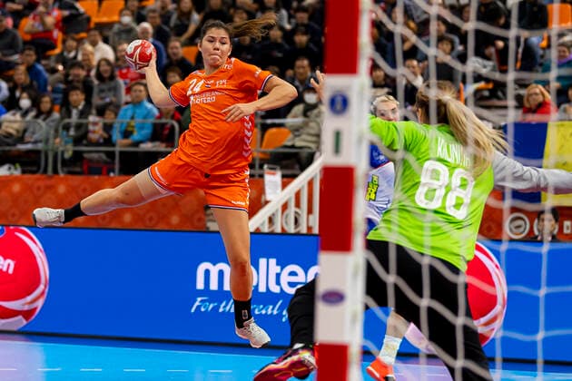 Handball, Frauen: WM 2019, Halbfinale, Russland - Niederlande Martine Smeets (Niederlande), Viktoriia Kalinina (Russland) Kumamoto Park Dome Kumamoto Japan
