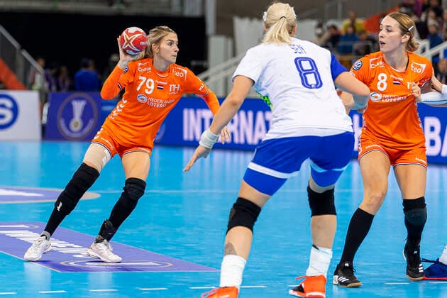 Handball, Frauen: WM 2019, Halbfinale, Russland - Niederlande v.li. Estavana Polman (Niederlande), Anna Sen (Russland), Lois Abbingh (Niederlande) Kumamoto Park Dome Kumamoto Japan