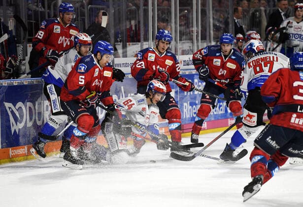 Bilder des Jahres 2019, Sport 12 Dezember Sport Bilder des Tages Boaz Bassen (Schwenninger Wild Wings) im Zweikampf, Adler Mannheim vs. Schwenninger Wild Wings, Deutsche Eishockeyliga, 26. Spieltag, 13.12.2019. Adler Mannheim vs. Schwenninger Wild Wings, Deutsche Eishockey Liga, 26. Spieltag, 13.12.2019 Mannheim *** Boaz Bassen Schwenninger Wild Wings in duel, Adler Mannheim vs. Schwenninger Wild Wings, German Ice Hockey League, 26 matchday, 13 12 2019 Adler Mannheim vs. Schwenninger Wild Wings, German Ice Hockey League, 26 matchday, 13 12 2019 Mannheim Copyright: xMemmlerx Eibner-Pressefotox EP_mmr