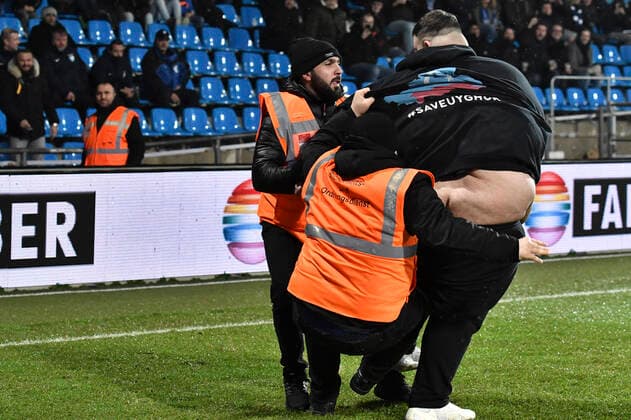 Bilder des Jahres 2019, Sport 12 Dezember Sport Bilder des Tages GER, DFL, 2. BL, VfL Bochum vs. Hannover 96 13.12.2019, Vonovia Ruhrstadion, Bochum, GER, DFL, 2. BL, VfL Bochum vs. Hannover 96, DFL regulations prohibit any use of photographs as image sequences and or quasi-video im Bild picture shows: Zwei Ordner taten sich schwer einen schwergewichtigen Flitzer vom Platz zu entfernen *** GER, DFL, 2 BL, VfL Bochum vs. Hannover 96 13 12 2019, Vonovia Ruhrstadion, Bochum, GER, DFL, 2 BL, VfL Bochum vs. Hannover 96, DFL regulations prohibit any use of photographs as image sequences and or quasi video im Bild picture shows Two folders found it hard to remove a heavyweight speedster from the field nordphoto Mauelshagen nph00321