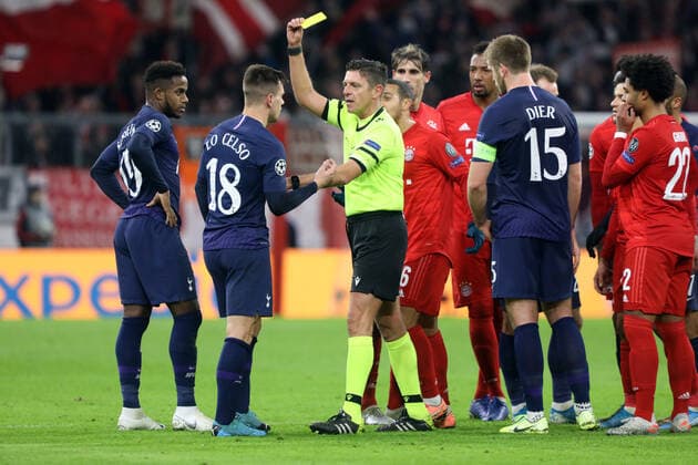 11.12.2019, Fussball, Champions League, Gruppenphase, 6. Spieltag, Saison 2019 2020, Herren, Deutschland, FC Bayern München - Tottenham Hotspurs, v.l. Schiedsrichter Rocchi Gianluca, Gelbe Karte für li. Lo Celso Giovani, Tottenham Hotspurs, xklausxschillingerx *** 11 12 2019, Football, Champions League, Group Stage, 6 Matchday, Season 2019 2020, Men, Germany, FC Bayern Munich Tottenham Hotspurs, v l Referee Rocchi Gianluca, Yellow Card for li Lo Celso Giovani, Tottenham Hotspurs, xklausxschillingerx