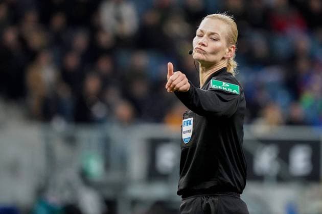 Bilder des Jahres 2019, Sport 12 Dezember Sport Bilder des Tages Bibiana Steinhaus (Schiedsrichterin), gibt Anweisungen, gestikuliert, mit den Armen gestikulieren, gives instructions, gesticulate, Einzelbild, Aktion, Action, 13.12.2019, Sinsheim (Deutschland), Fussball, Bundesliga, TSG 1899 Hoffenheim - FC Augsburg, DFB DFL REGULATIONS PROHIBIT ANY USE OF PHOTOGRAPHS AS IMAGE SEQUENCES AND OR QUASI-VIDEO. *** Bibiana Steinhaus Referee , gives instructions, gesticulate, gesticulate with the arms, gives instructions, gesticulate, frame, action, action, 13 12 2019, Sinsheim Germany , football, Bundesliga, TSG 1899 Hoffenheim FC Augsburg, DFB DFL REGULATIONS PROHIBIT ANY USE OF PHOTOGRAPHS AS IMAGE SEQUENCES AND OR QUASI VIDEO xozx