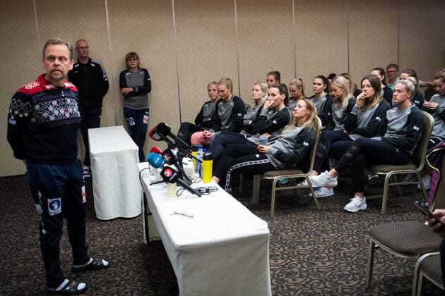 Handball, Damen WM, Nationalteam Norwegen Pressetermin 191214 The team listens to head coach Thorir Hergeirsson during a press meeting with the Norwegian team at the Women s World Handball Championship on December 14, 2019 in Kumamoto. Photo: Daniel Stiller Bildbyran kod DS 59430 bbeng dam women handball handboll world handball championship 2019 handball norway norge vm Copyright: DANIELxSTILLER BB191214DS006