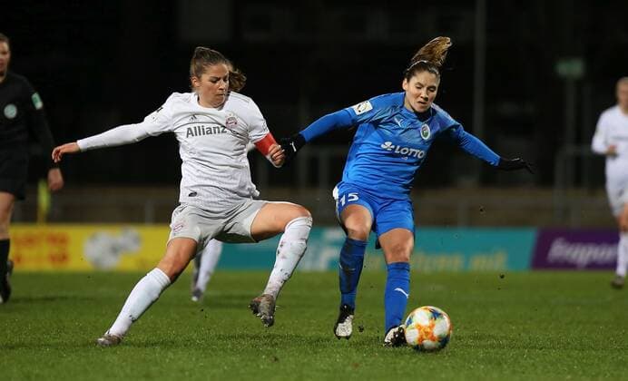 13.12.2019, xcex, GER, Frankfurt am Main, Stadion am Brentanobad, Frauenfussball, 1. Bundesliga, DIE LIGA, FLYERALARM Frauen-Bundesliga Saison 2019 2020 1. FFC Frankfurt - FC Bayern Muenchen Melanie Leupolz (FCB) gegen Sandrine Mauron (FFC) DFL regulations prohibit any use of photographs as image sequences and or quasi-video