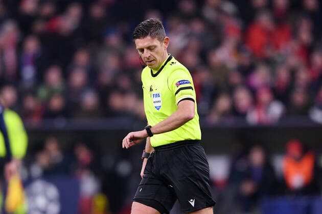FUSSBALL CHAMPIONS LEAGUE SAISON 2019 2020 Vorrunde Gruppe B FC Bayern Muenchen - Tottenham Hotspur 11.11.2019 Gianluca Rocchi (Italien) blickt zur Uhr *** FUSSBALL CHAMPIONS LEAGUE SAISON 2019 2020 preliminary round group B FC Bayern Muenchen Tottenham Hotspur 11 11 2019 Gianluca Rocchi Italy looks to the clock