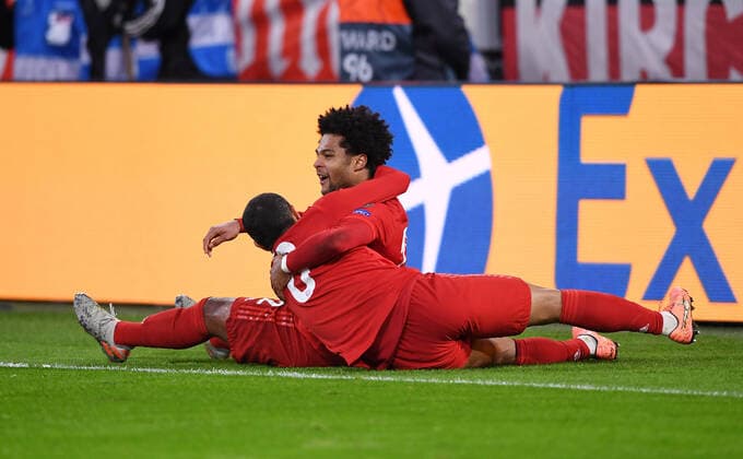 FUSSBALL CHAMPIONS LEAGUE SAISON 2019 2020 Vorrunde Gruppe B FC Bayern Muenchen - Tottenham Hotspur 11.11.2019 JUBEL FC Bayern Muenchen; Thiago Alcantara (li) umarmt Serge Gnabry