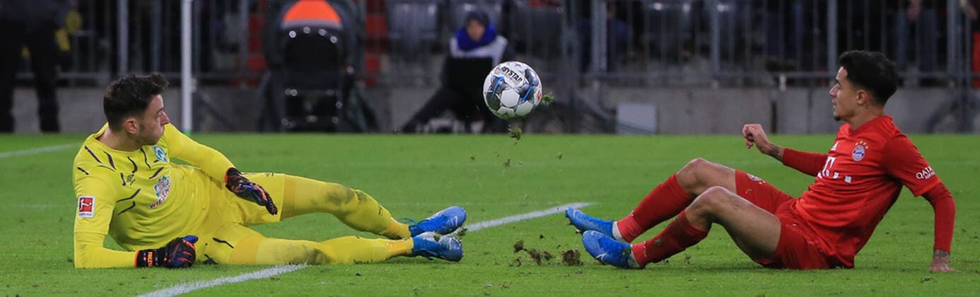 Bilder des Jahres 2019, Sport 12 Dezember Sport Bilder des Tages 14.12.2019, 14.Spieltag, FC Bayern vs Werder Bremen, Allianz Arena Muenchen,Fussball, im Bild: Jiri Pavlenka (Bremen) vs Philippe Coutinho (FCB) *** 14 12 2019, 14 matchday, FC Bayern vs Werder Bremen, Allianz Arena Munich, football, sport, in picture Jiri Pavlenka Bremen vs Philippe Coutinho FCB
